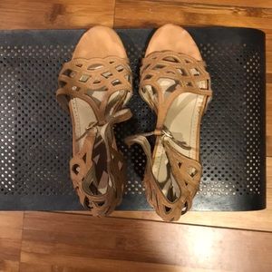 Adorable Wedged-heel Cutout Sandal